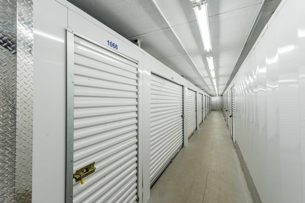 https://storenational.com/wp-content/uploads/2020/02/plymouth-ann-arbor-self-storage-hallway-1-1024x682.jpg