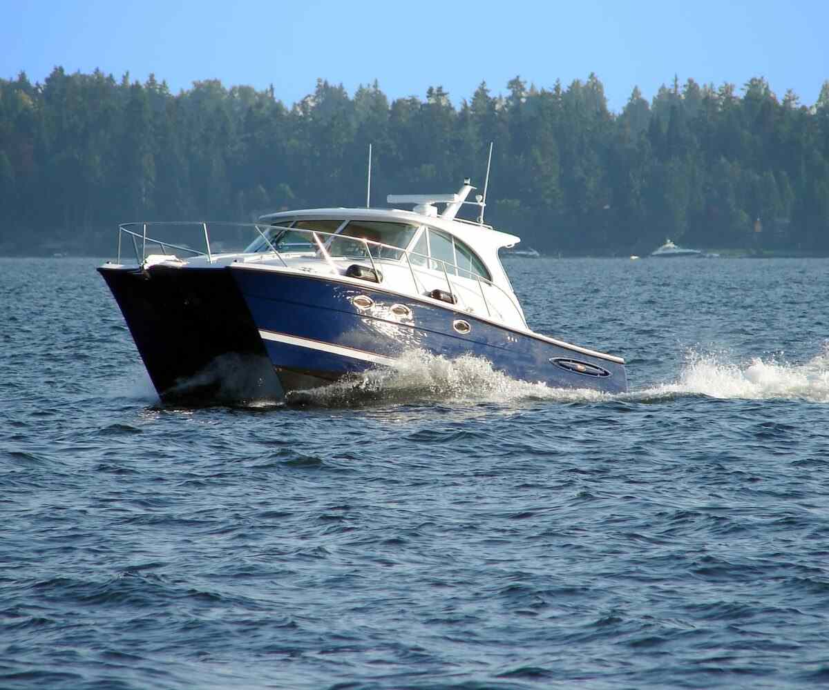 A blue boat on the lake.