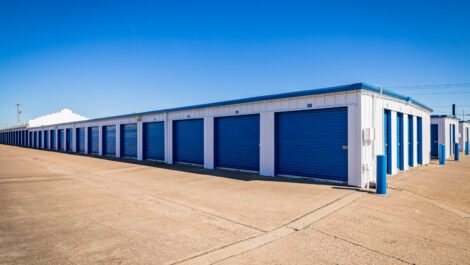 Large drive up exterior storage units at National Storage on Salem Drive in Owensboro, KY.